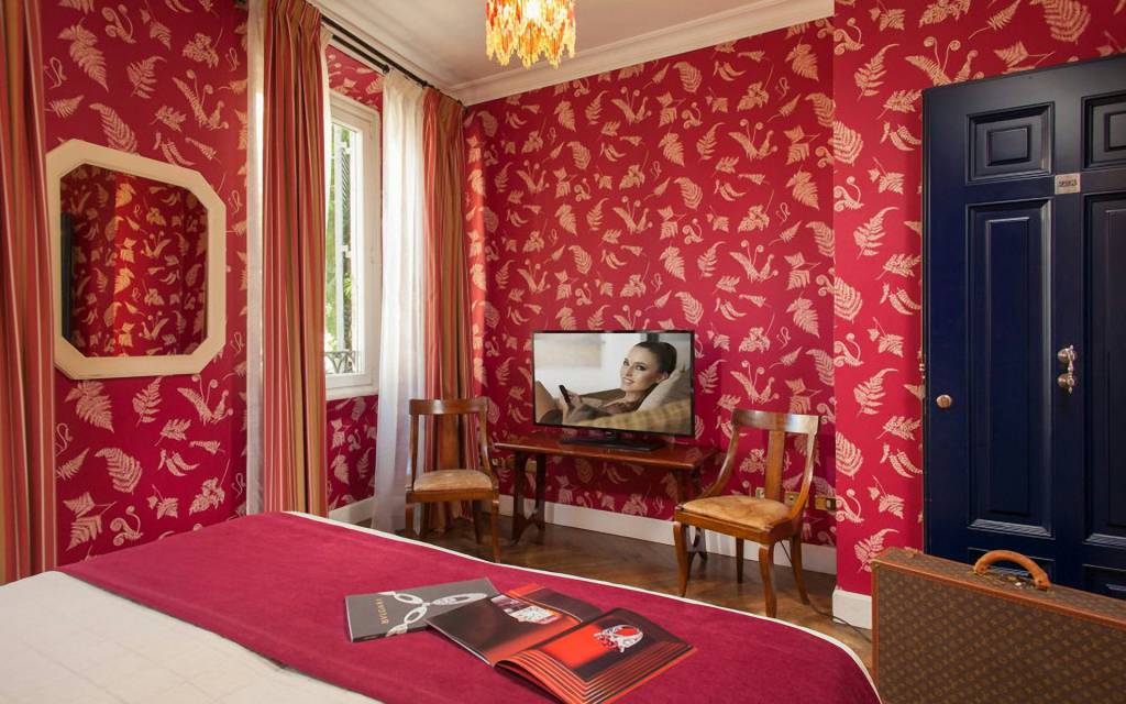 boutique-hotel-anahi-rome-red-double-room-02