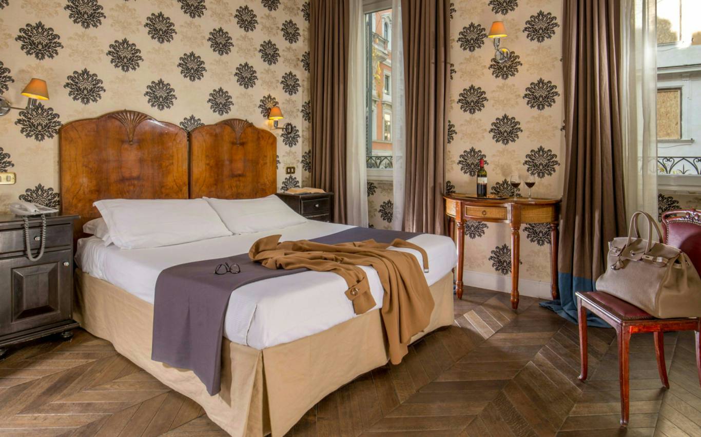 hotel-in-the-center-of-rome-boutique-hotel-anahi-rome-yellow-double-room-09