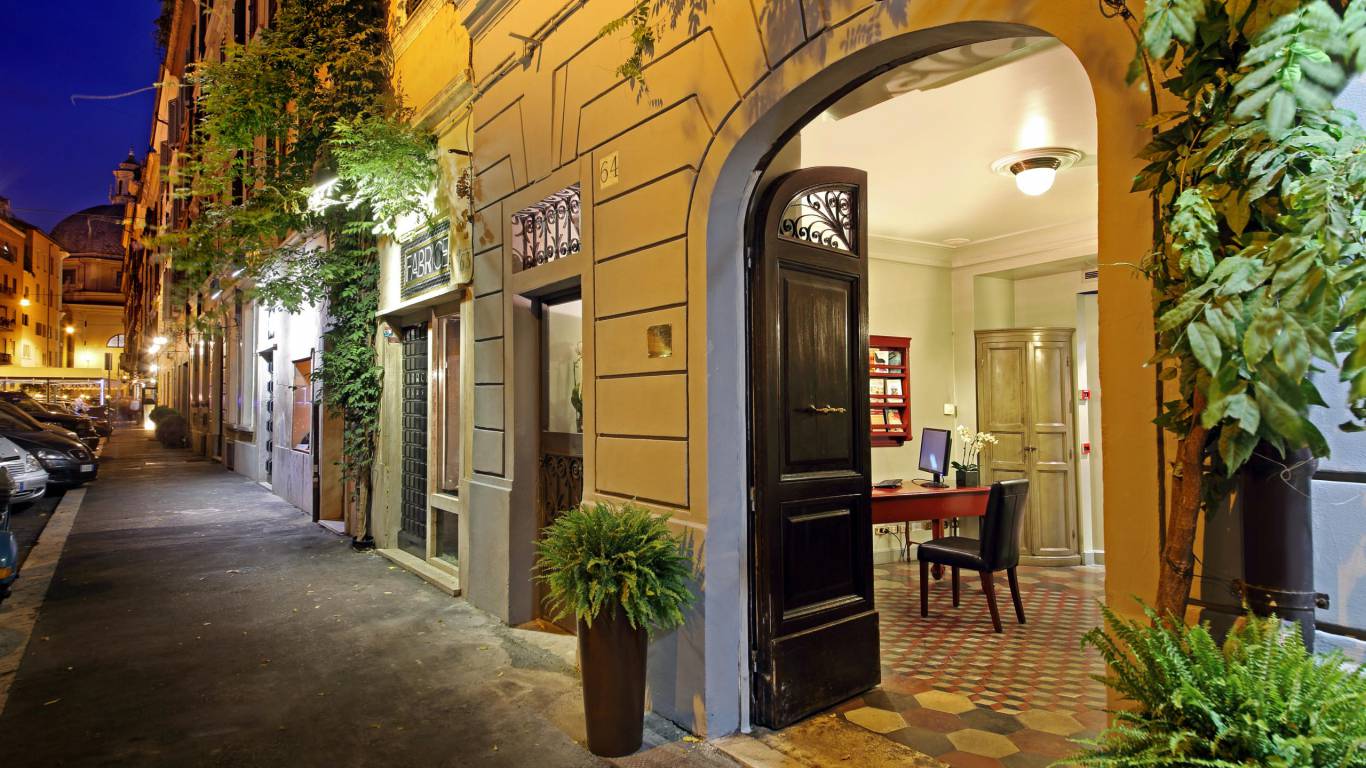 hotels-historic-center-rome-boutique-hotel-anahi-rome-outside-entrance-01-2