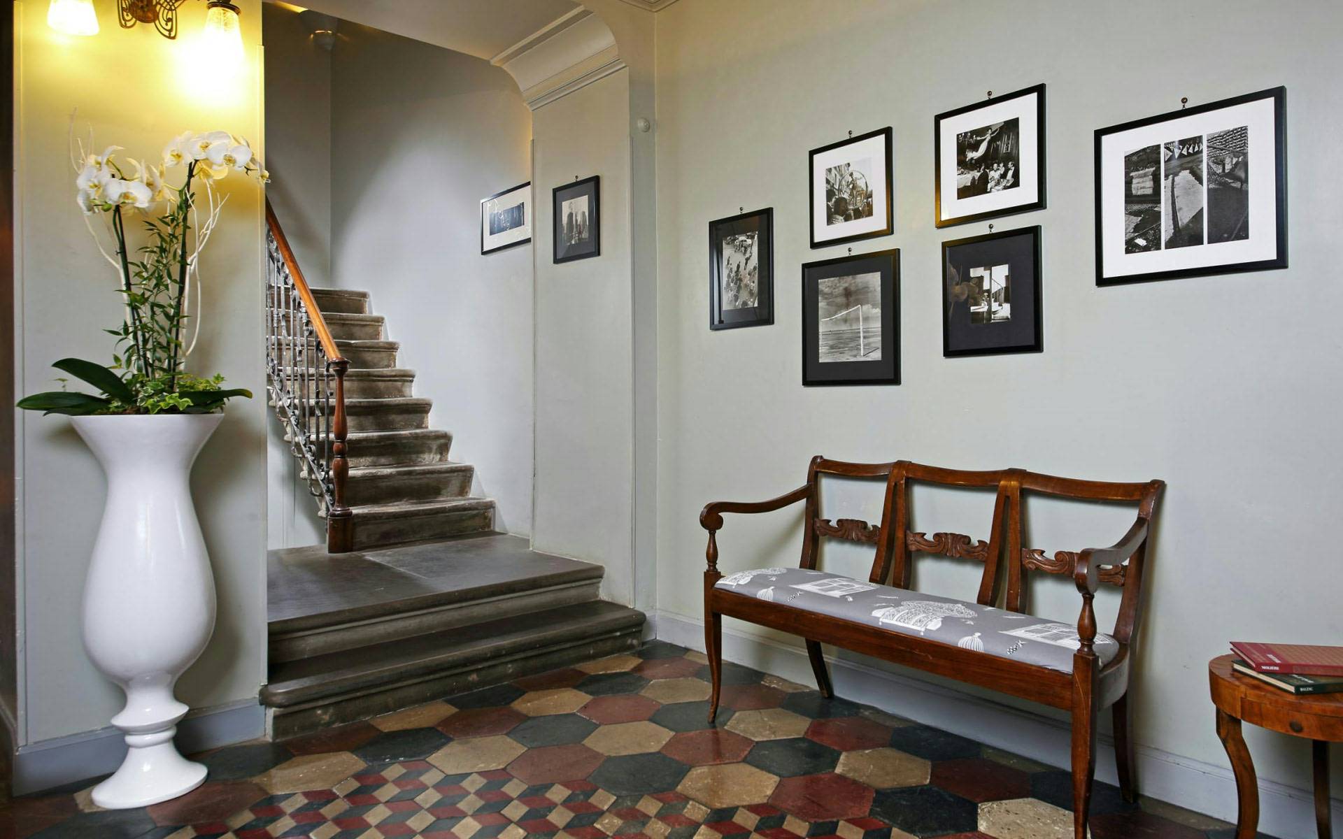 boutique-hotel-anahi-rome-common-area-hall-stairs-01